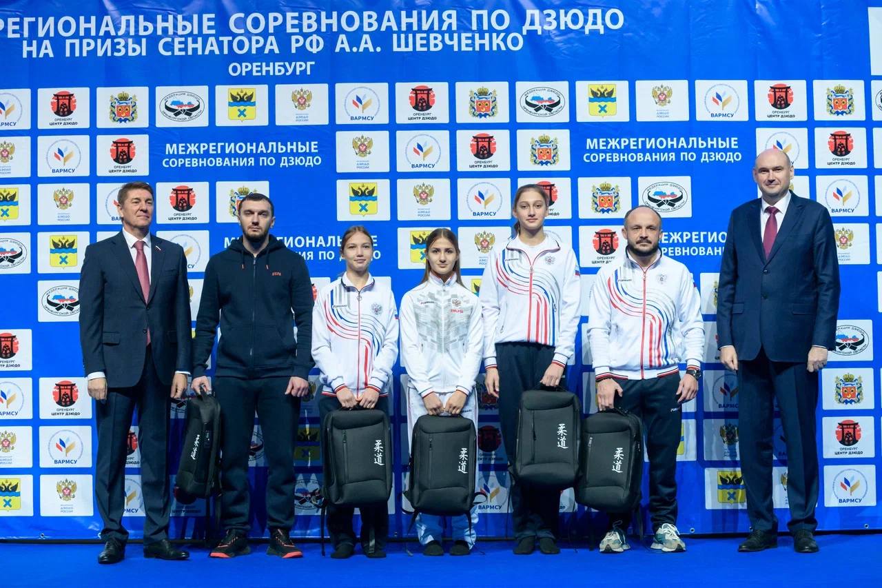 Губернатор Оренбургской области Евгений Солнцев принял участие в открытии межрегиональных соревнований по дзюдо среди юношей и девушек на призы сенатора Российской Федерации А.А. Шевченко Губернатор Оренбургской области Евгений Солнцев принял участие в открытии межрегиональных соревнований по дзюдо среди юношей и девушек на призы сенатора Российской Федерации А.А. Шевченко