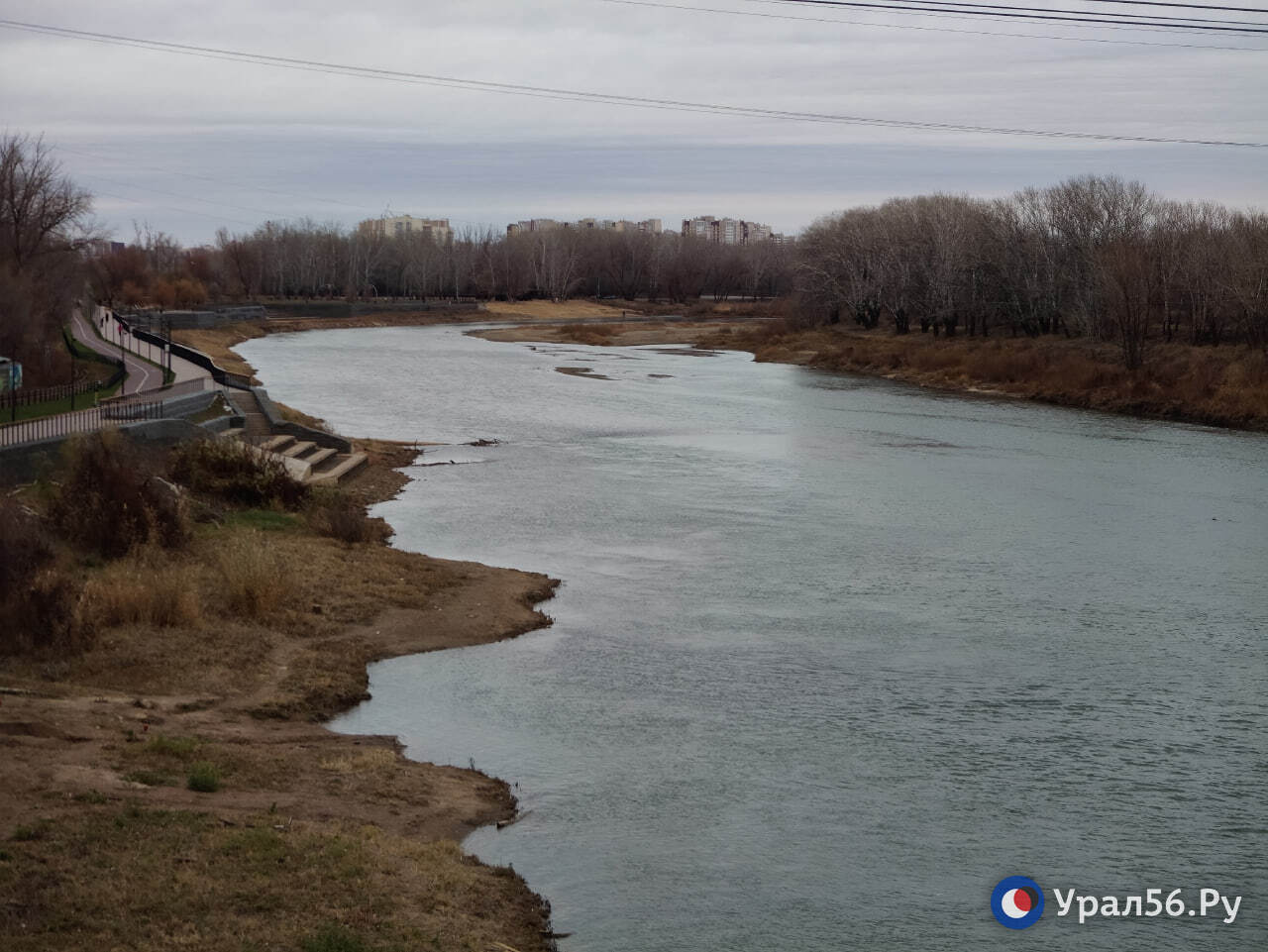 Урал в Оренбурге продолжает мелеть Урал в Оренбурге продолжает мелеть