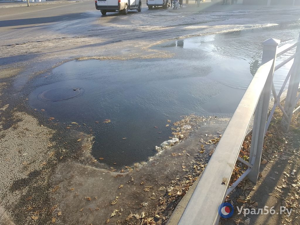В Орске на улице Васнецова продолжает бежать вода