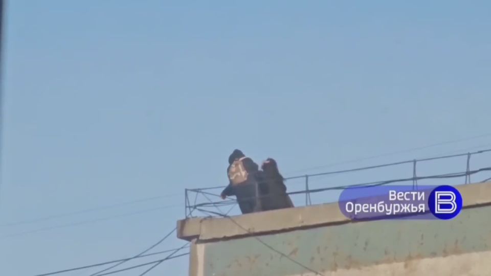 В Оренбурге с крыши многоэтажного дома сняли 15-летнюю девочку