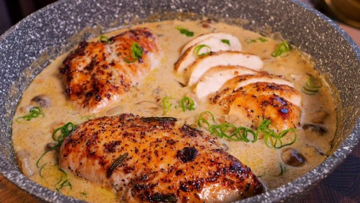 Объединение нежности и вкуса: куриная грудка с сырно-грибным соусом