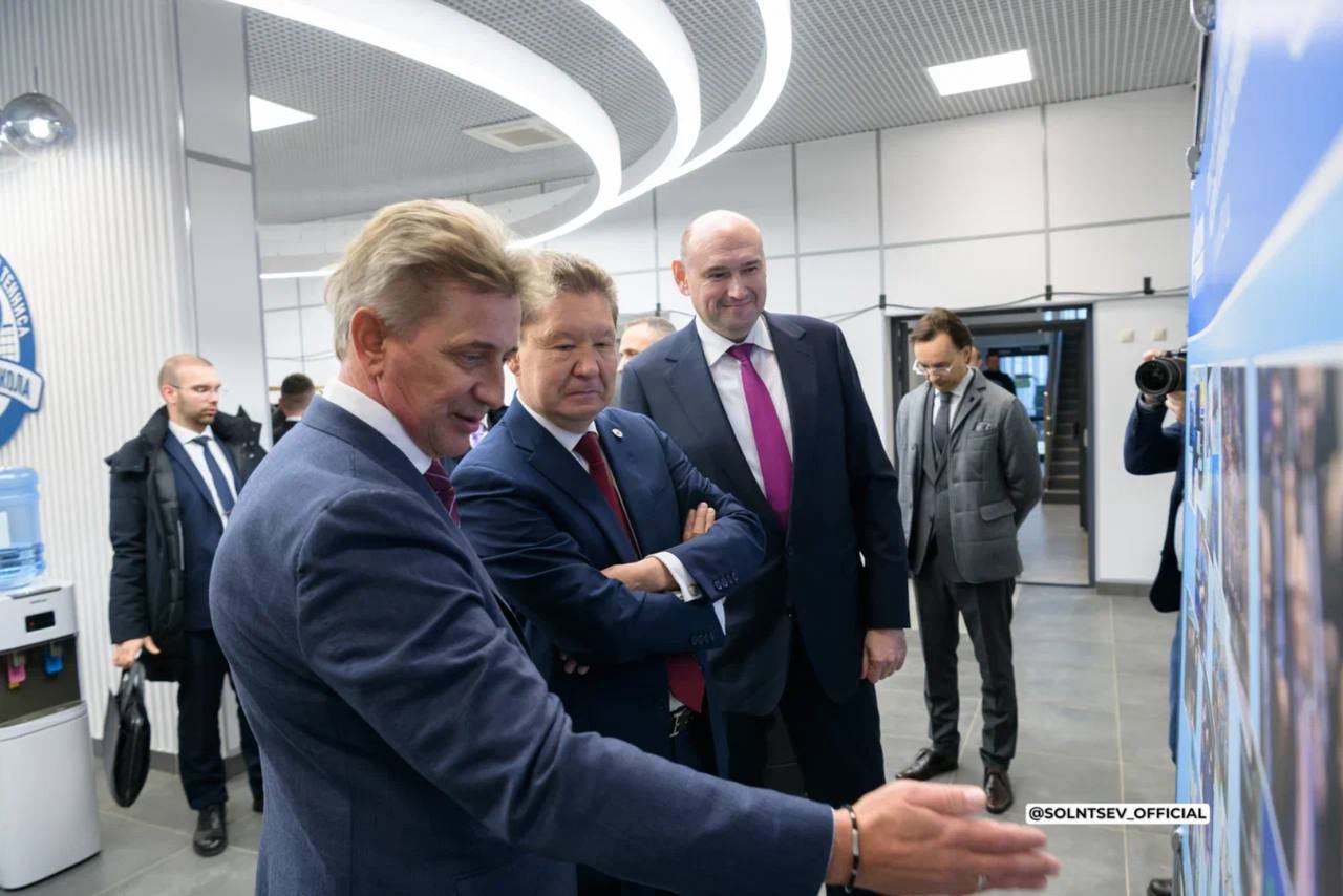 Евгений Солнцев с Председателем Правления ПАО «Газпром» Алексеем Миллером презентовали Владимиру Путину Академию настольного тенниса в Оренбурге Евгений Солнцев с Председателем Правления ПАО «Газпром» Алексеем Миллером презентовали Владимиру Путину Академию настольного тенниса в Оренбурге