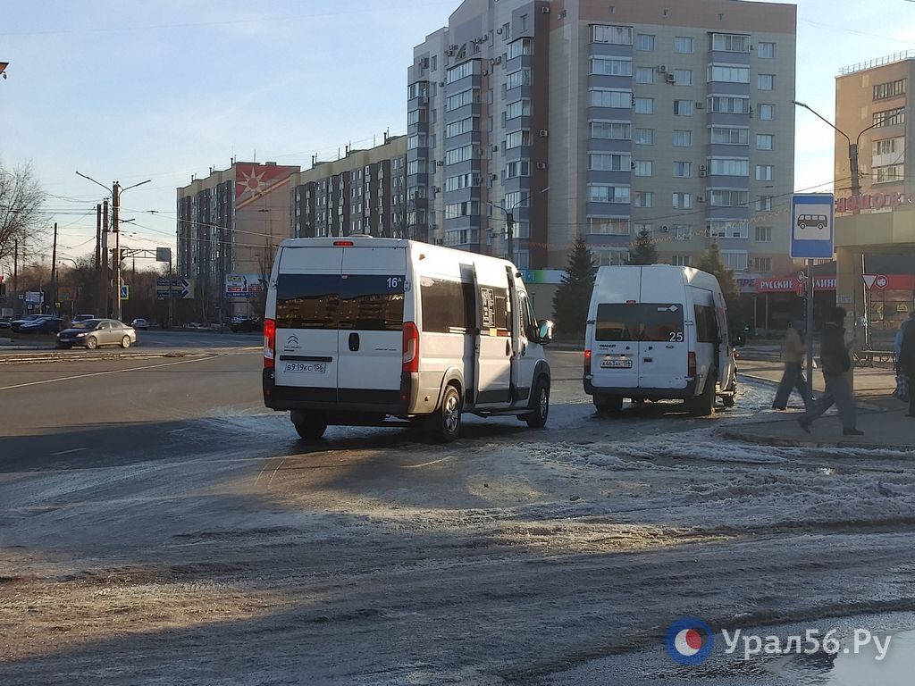 В Орске на улице Васнецова продолжает бежать вода В Орске на улице Васнецова продолжает бежать вода