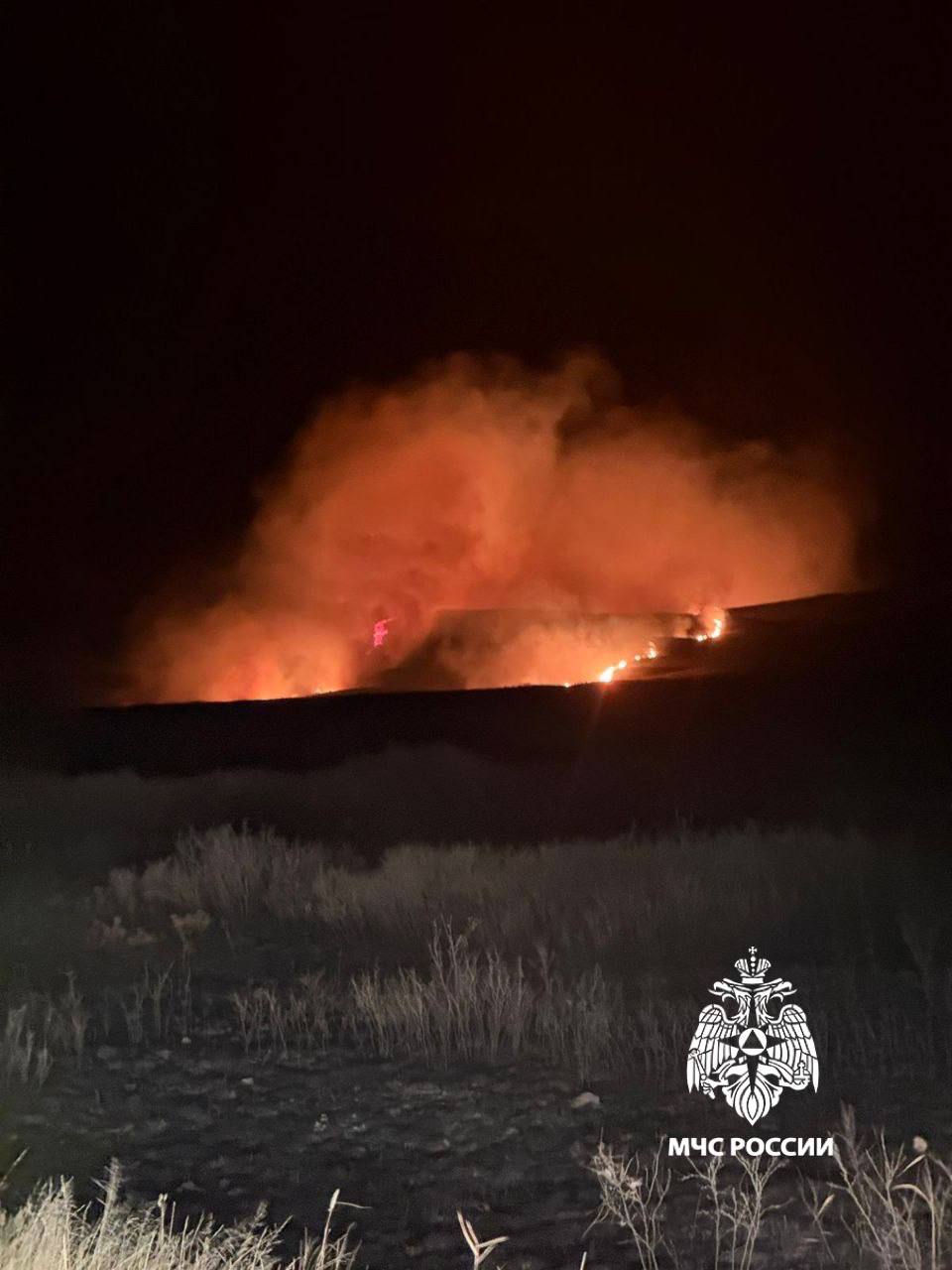 В Гайском МО идет борьба с ландшафтным пожаром