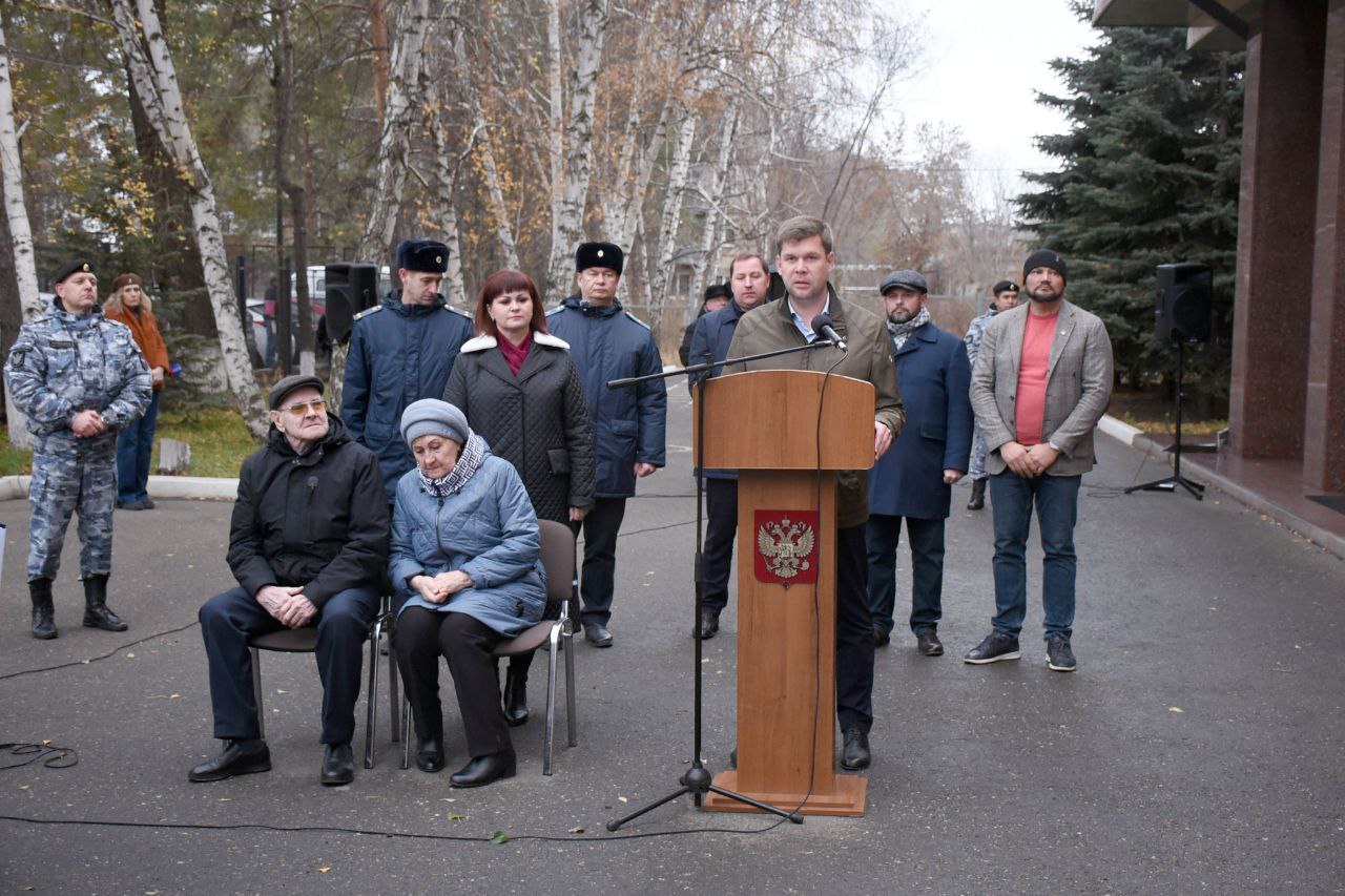 В Оренбурге увековечили имя младшего лейтенанта Владимира Дужего В Оренбурге увековечили имя младшего лейтенанта Владимира Дужего