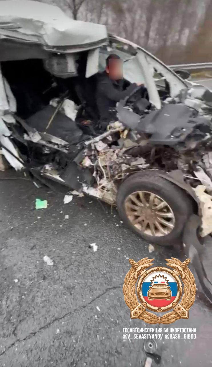 На трассе Оренбург — Уфа бензовоз и внедорожник столкнулись лоб в лоб На трассе Оренбург — Уфа бензовоз и внедорожник столкнулись лоб в лоб