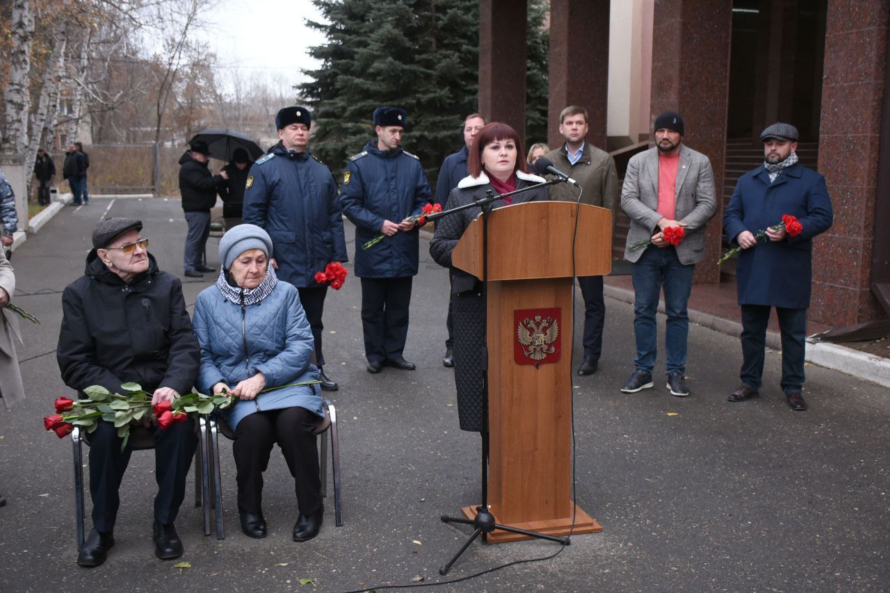 В Оренбурге увековечили имя младшего лейтенанта Владимира Дужего В Оренбурге увековечили имя младшего лейтенанта Владимира Дужего