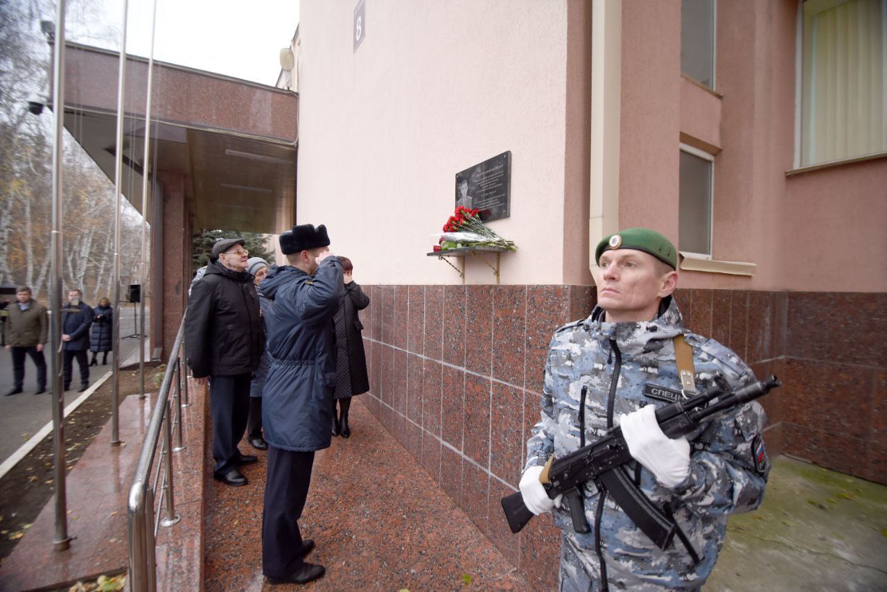 В Оренбурге увековечили имя младшего лейтенанта Владимира Дужего В Оренбурге увековечили имя младшего лейтенанта Владимира Дужего