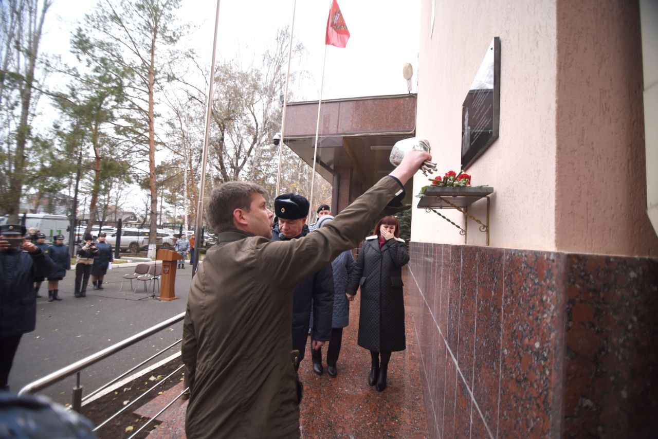 В Оренбурге увековечили имя младшего лейтенанта Владимира Дужего В Оренбурге увековечили имя младшего лейтенанта Владимира Дужего