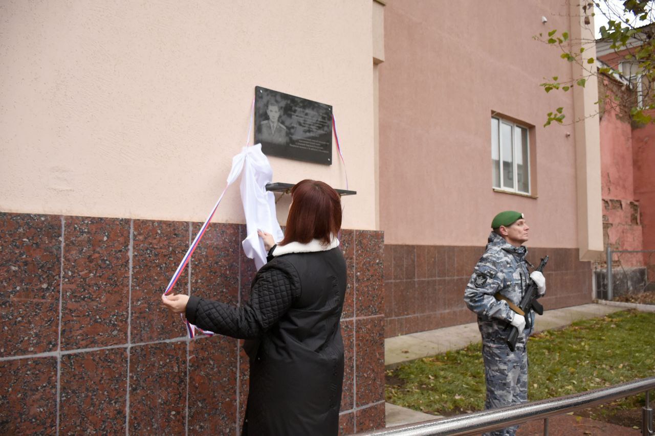 В Оренбурге увековечили имя младшего лейтенанта Владимира Дужего В Оренбурге увековечили имя младшего лейтенанта Владимира Дужего