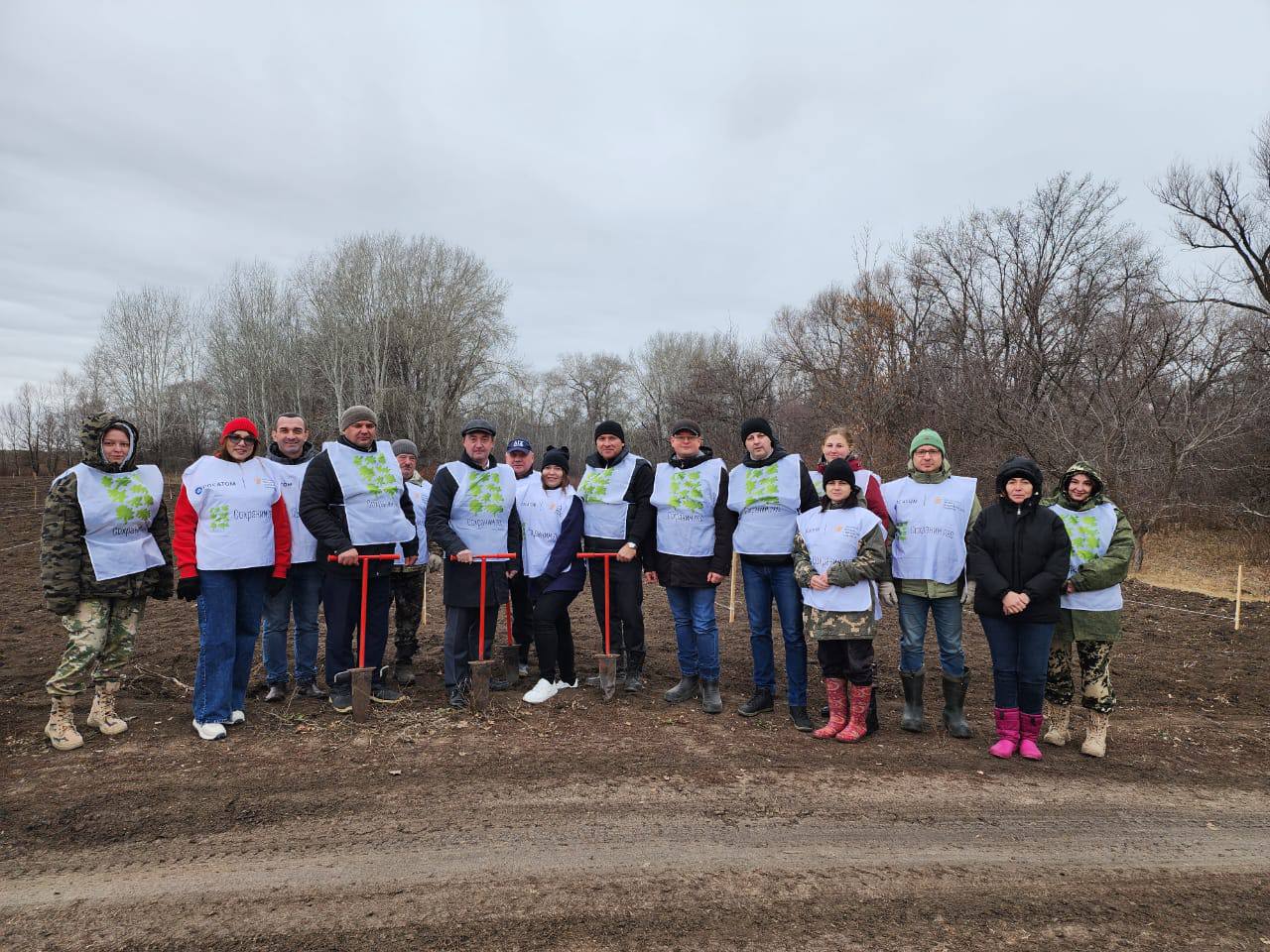 В Оренбуржье на центральном мероприятии акции «Сохраним лес» высадили более шести тысяч сеянцев В Оренбуржье на центральном мероприятии акции «Сохраним лес» высадили более шести тысяч сеянцев