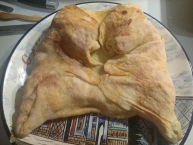 Праздник вкуса: запеченная курица в тесте с сыром сулугуни — идеальное решение для семейного ужина