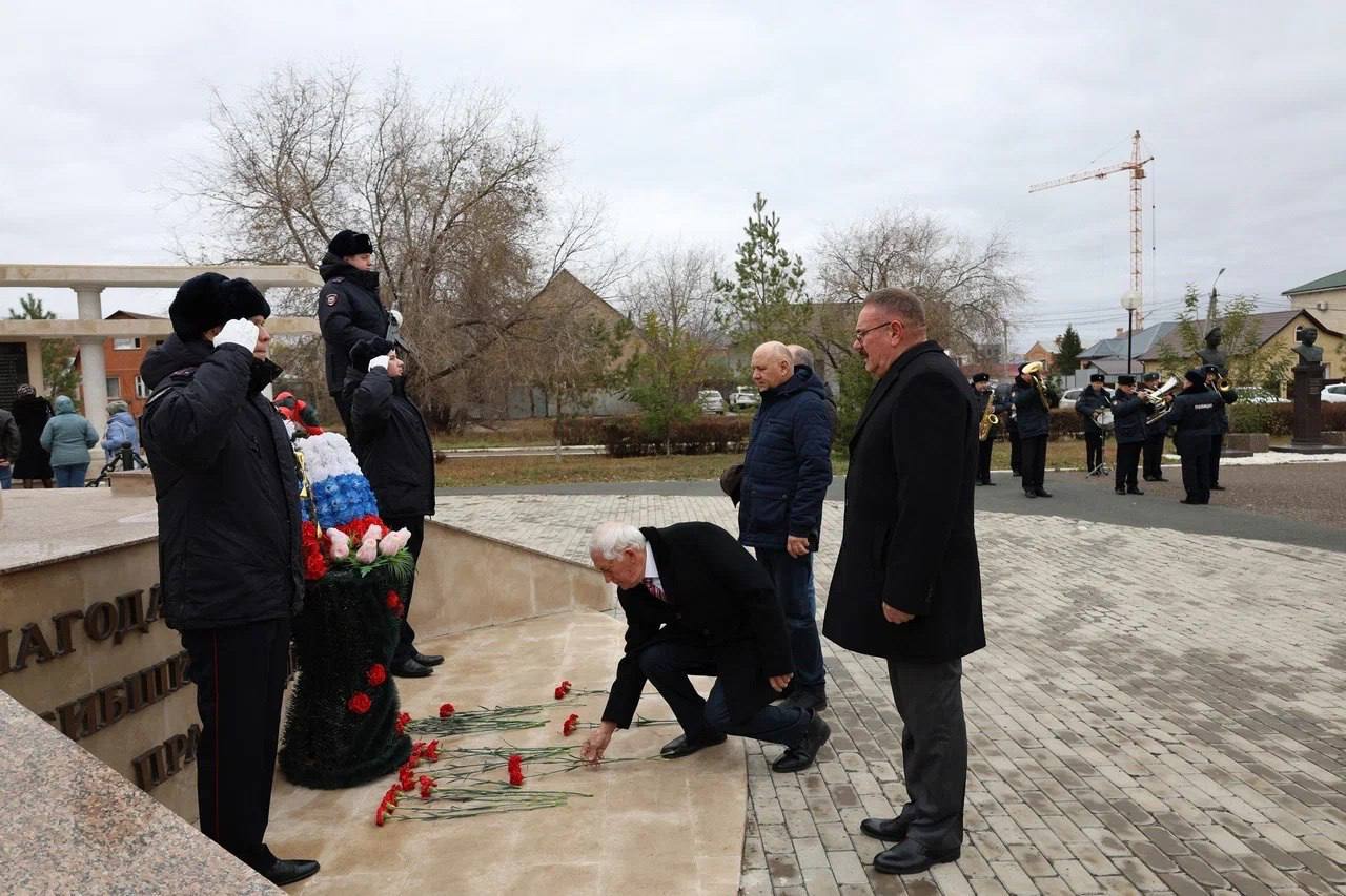 В Оренбурге почтили память сотрудников МВД, погибших при исполнении долга В Оренбурге почтили память сотрудников МВД, погибших при исполнении долга