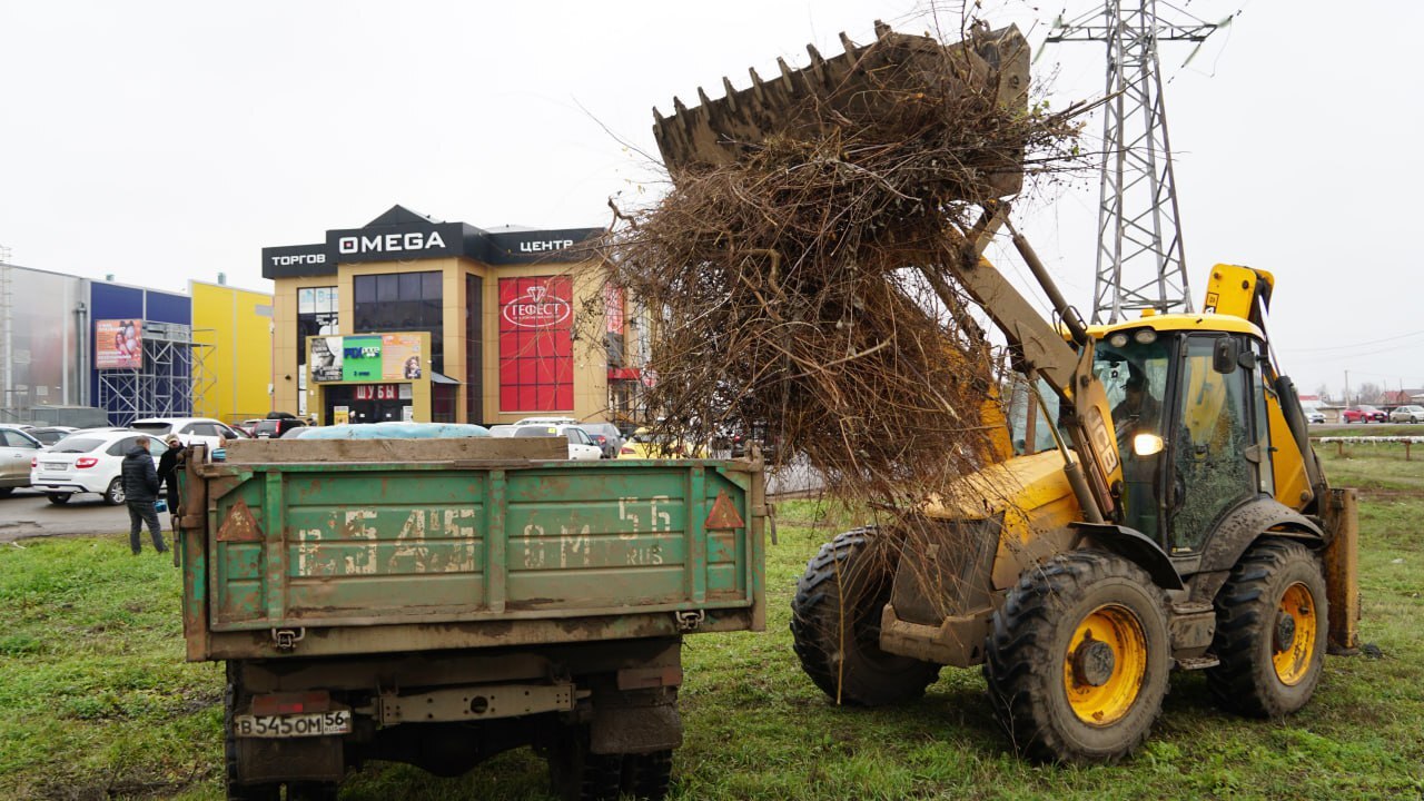 В Бузулуке расчищают русло Суходола, по которому идет вода во время паводка В Бузулуке расчищают русло Суходола, по которому идет вода во время паводка