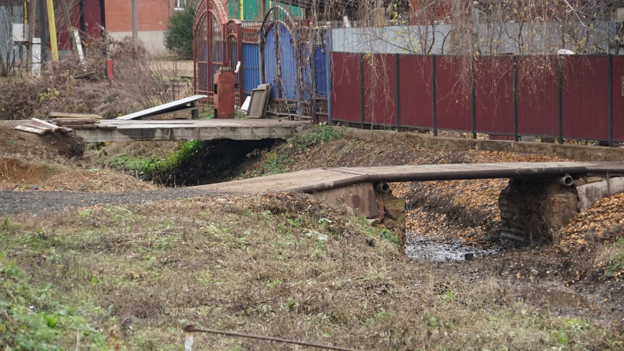 В Бузулуке расчищают русло Суходола, по которому идет вода во время паводка В Бузулуке расчищают русло Суходола, по которому идет вода во время паводка