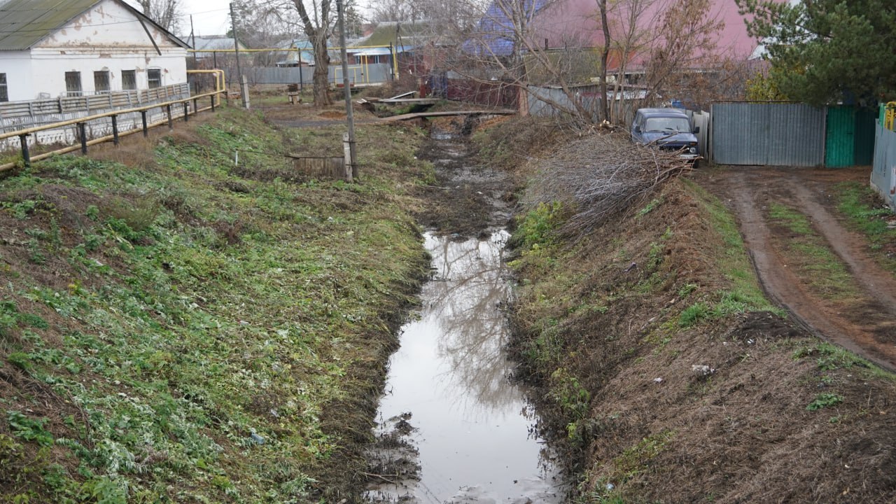 В Бузулуке расчищают русло Суходола, по которому идет вода во время паводка