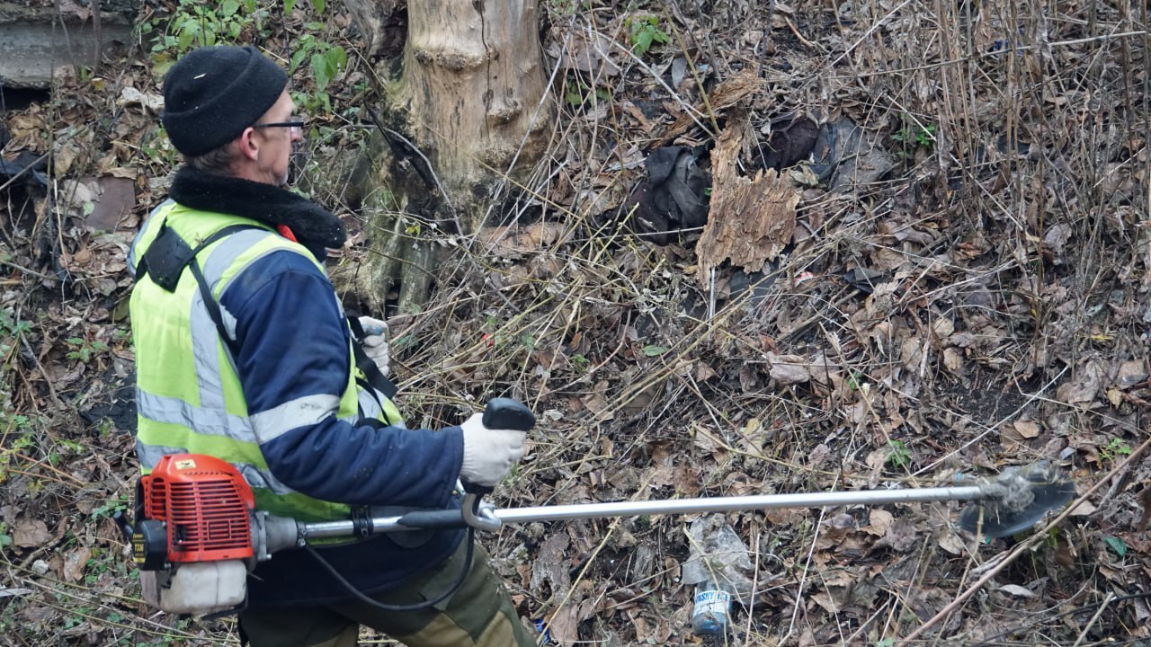 В Бузулуке расчищают русло Суходола, по которому идет вода во время паводка В Бузулуке расчищают русло Суходола, по которому идет вода во время паводка