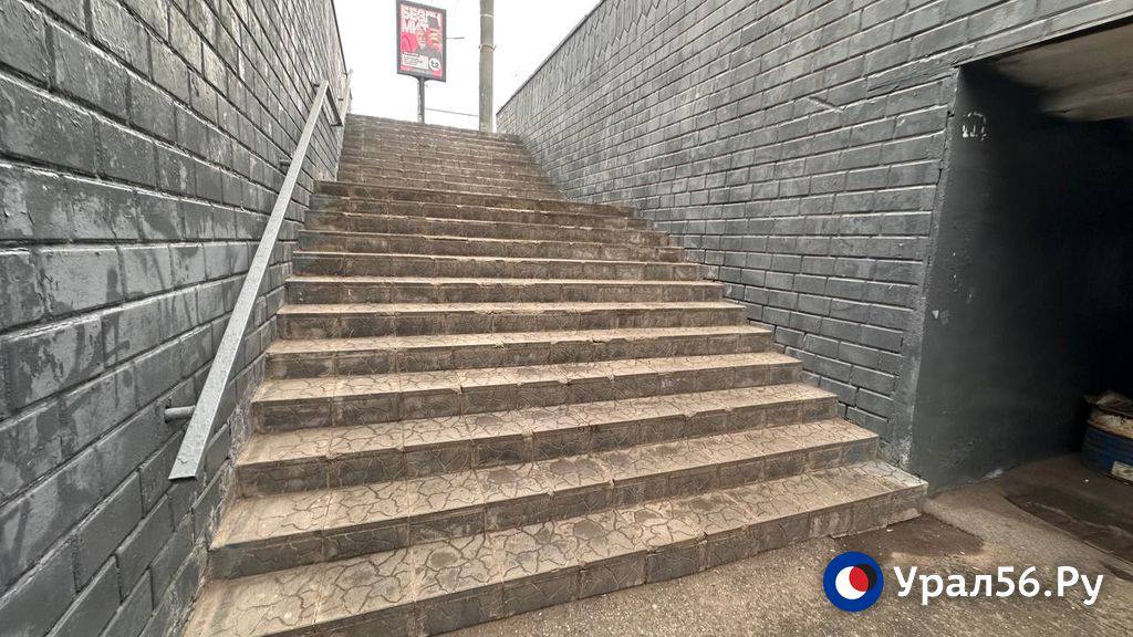 В одном из подземных переходов Оренбурга плитка может рухнуть на головы прохожих