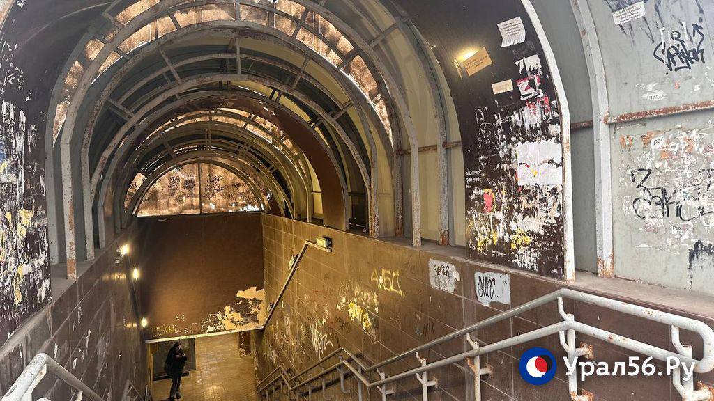 В одном из подземных переходов Оренбурга плитка может рухнуть на головы прохожих В одном из подземных переходов Оренбурга плитка может рухнуть на головы прохожих