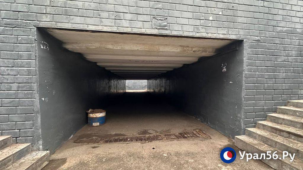 В одном из подземных переходов Оренбурга плитка может рухнуть на головы прохожих В одном из подземных переходов Оренбурга плитка может рухнуть на головы прохожих