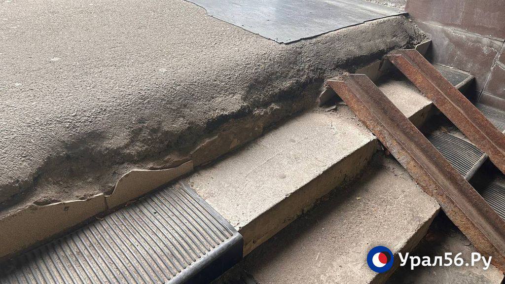 В одном из подземных переходов Оренбурга плитка может рухнуть на головы прохожих В одном из подземных переходов Оренбурга плитка может рухнуть на головы прохожих