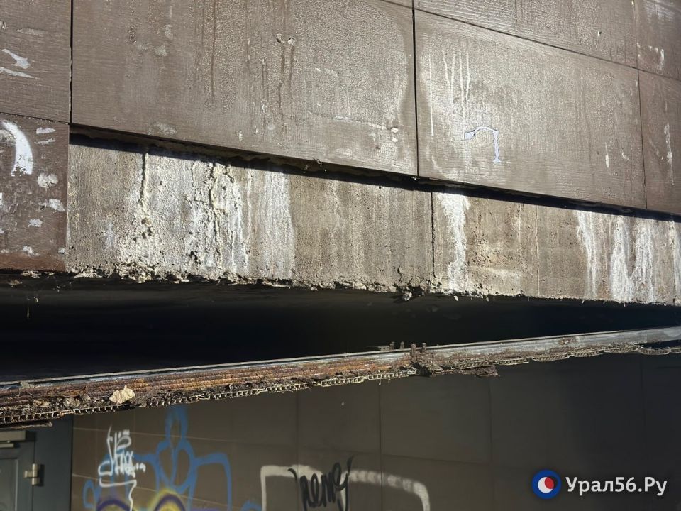 В подземном переходе возле ОГУ в Оренбурге сняли аварийные плитки