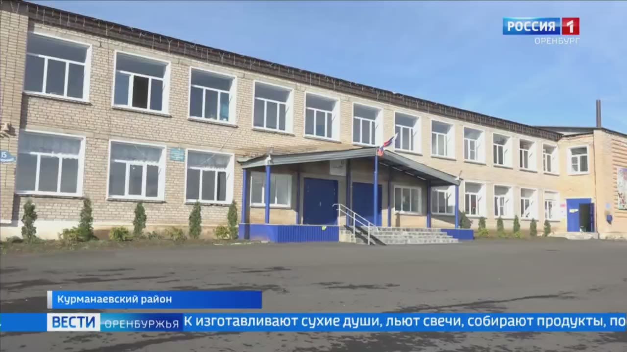 «Девчата» западного Оренбуржья плетут маскировочные сети для бойцов СВО