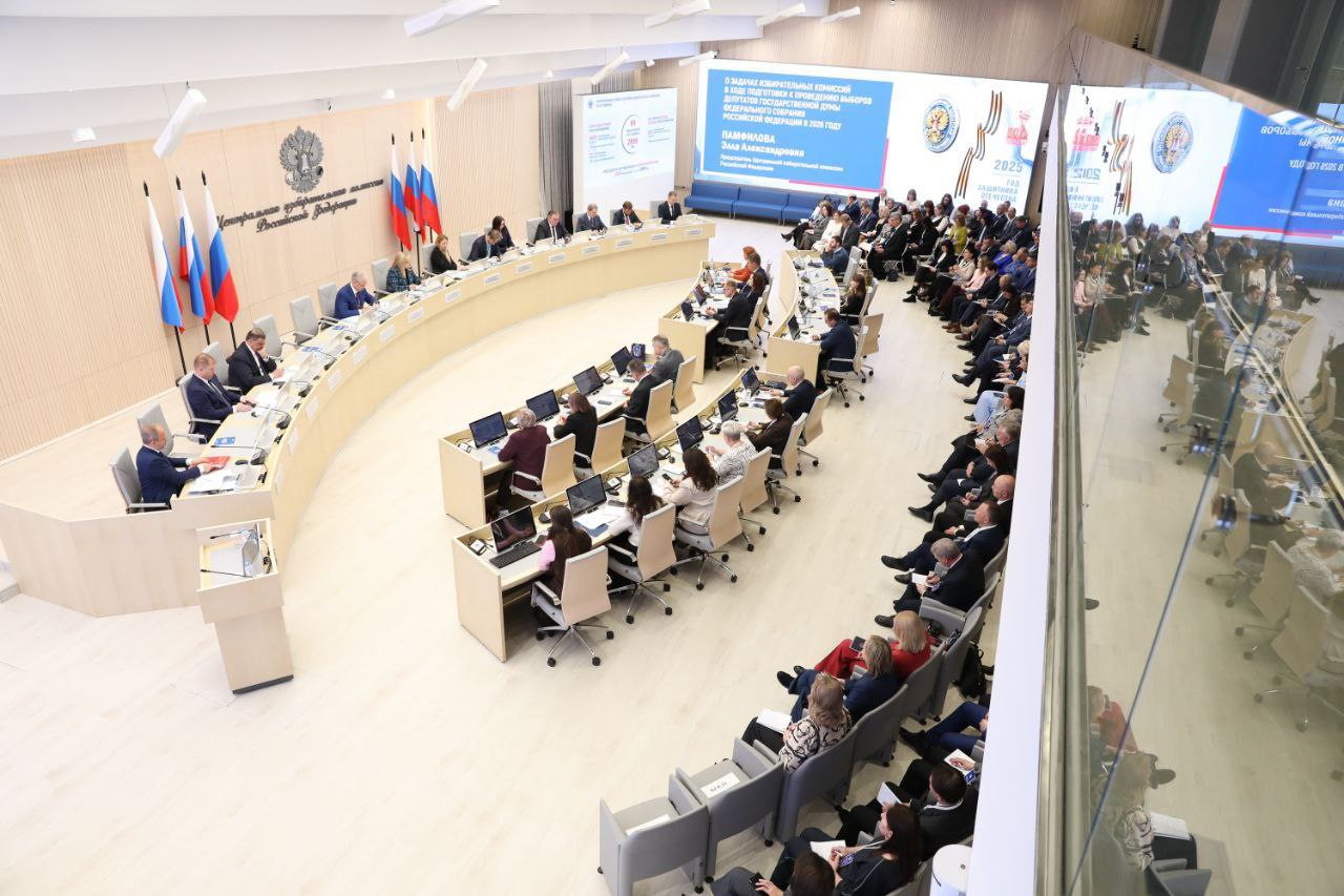 Заместитель председателя Избирательной комиссии Оренбургской области Игорь Вакушкин и секретарь комиссии Наталья Иванова принимают участие во Всероссийском семинаре-совещании в Москве