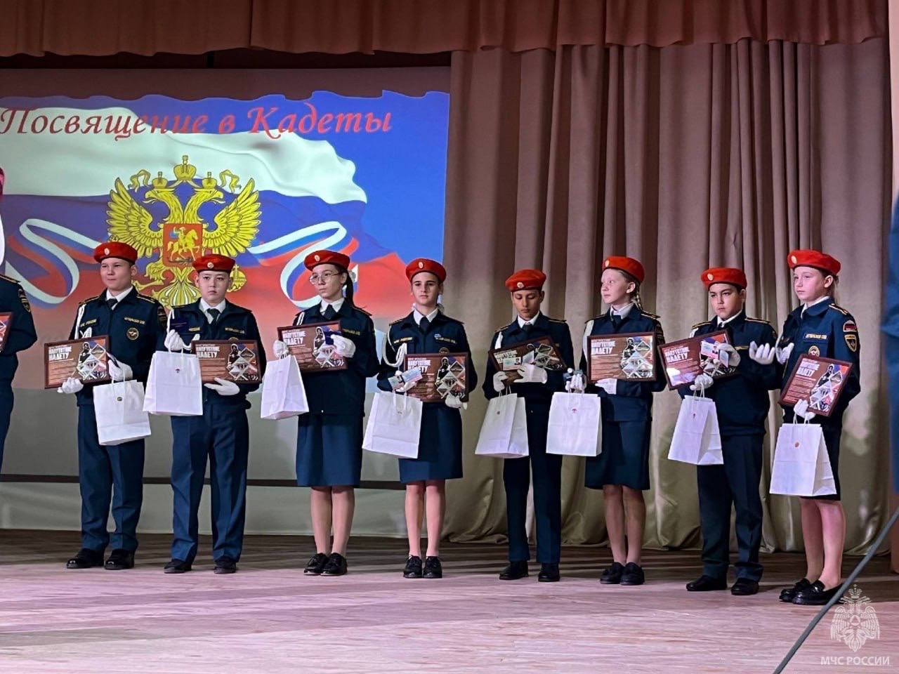 24 героя в погонах: пятиклассники Октябрьской школы стали кадетами МЧС России! 24 героя в погонах: пятиклассники Октябрьской школы стали кадетами МЧС России!