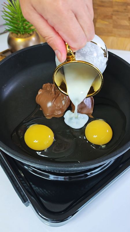 Шоколадный десерт на сковороде