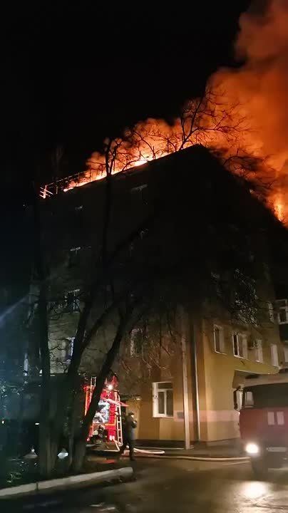 220 человек этой ночью эвакуировали из многоквартирного дома на пр. Больничном Оренбурга из-за пожара