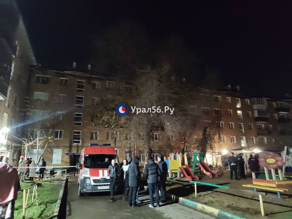 Сотрудники МЧС проливают кровлю