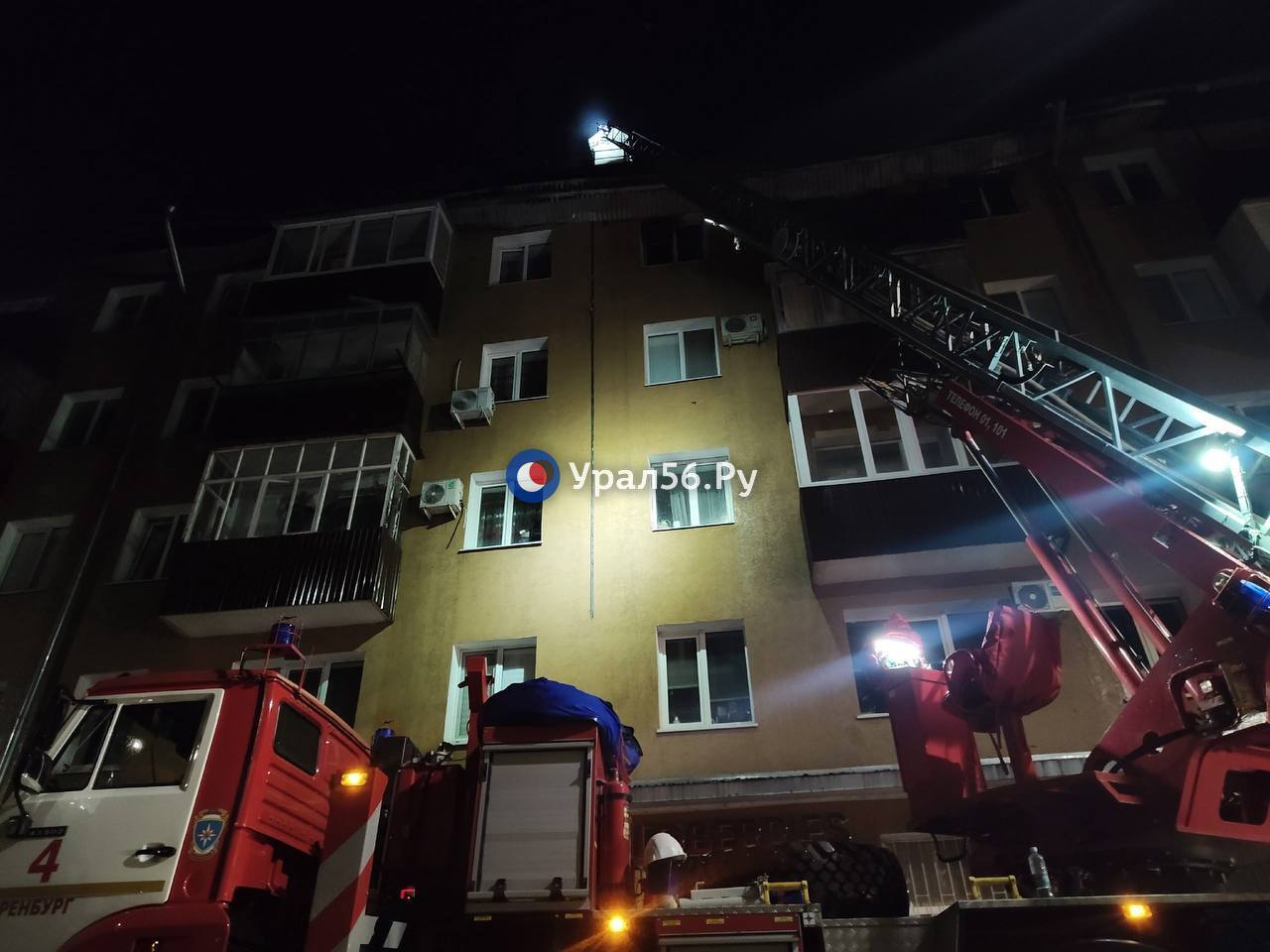 Сотрудники МЧС проливают кровлю Сотрудники МЧС проливают кровлю