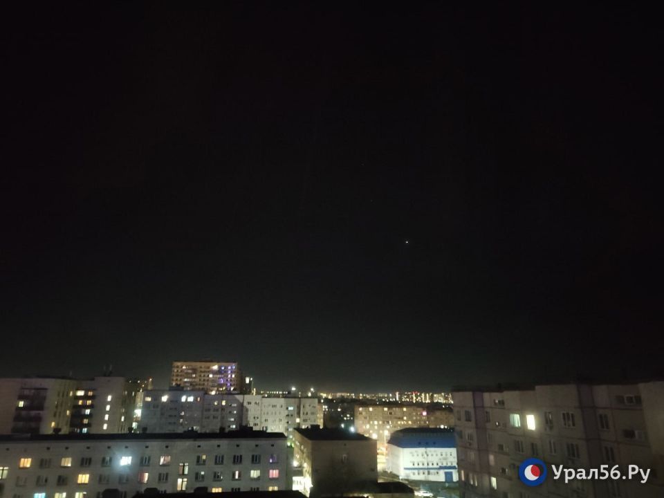 При этом в центре Оренбурга на небе видны звезды