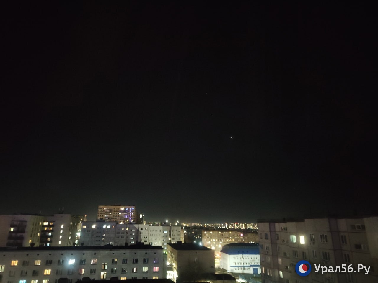 При этом в центре Оренбурга на небе видны звезды