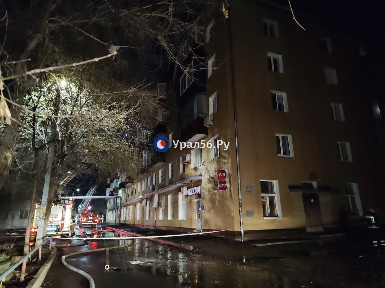 Сотрудники МЧС проливают кровлю Сотрудники МЧС проливают кровлю