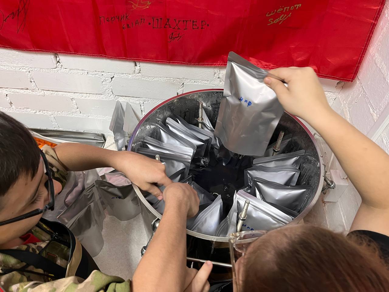 Полевая кухня по-орски - школьники взялись за ложки и половники Полевая кухня по-орски - школьники взялись за ложки и половники