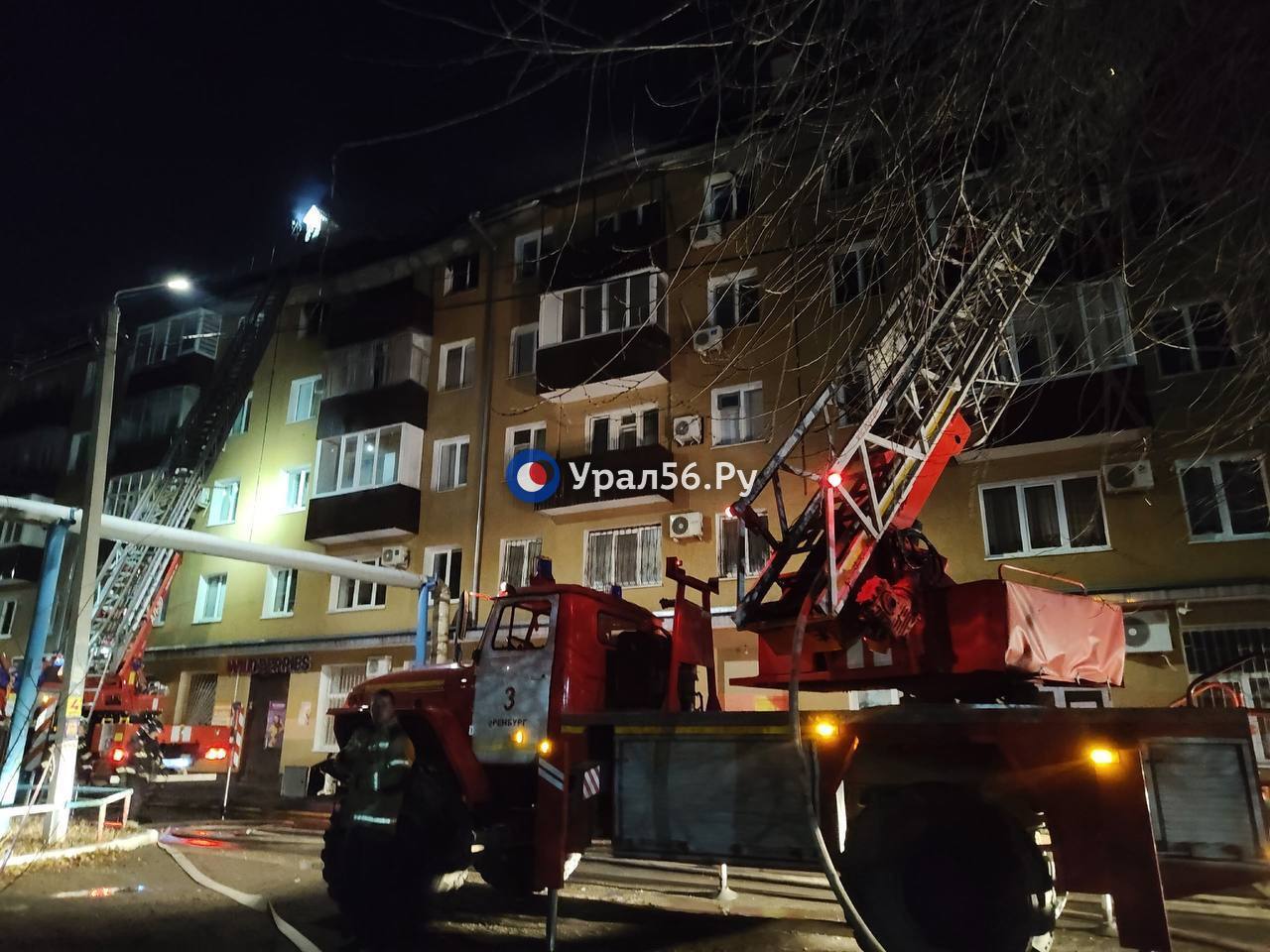 Сотрудники МЧС проливают кровлю Сотрудники МЧС проливают кровлю