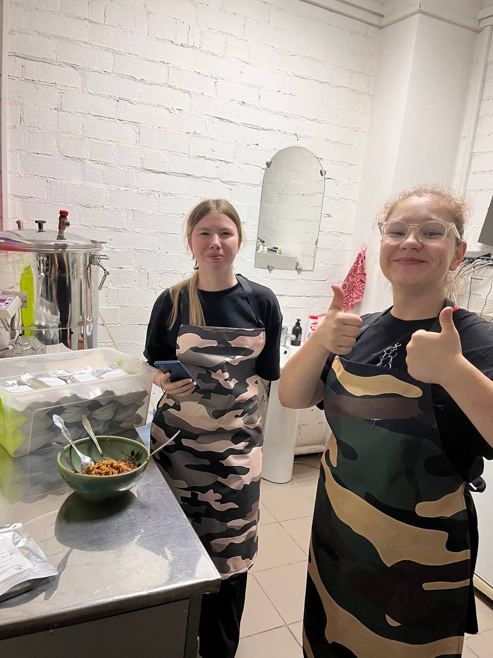 Полевая кухня по-орски - школьники взялись за ложки и половники Полевая кухня по-орски - школьники взялись за ложки и половники