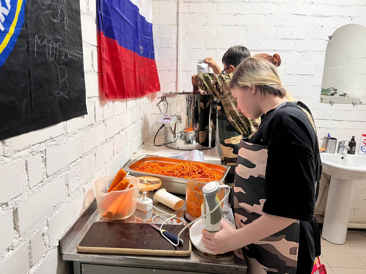 Полевая кухня по-орски - школьники взялись за ложки и половники Полевая кухня по-орски - школьники взялись за ложки и половники