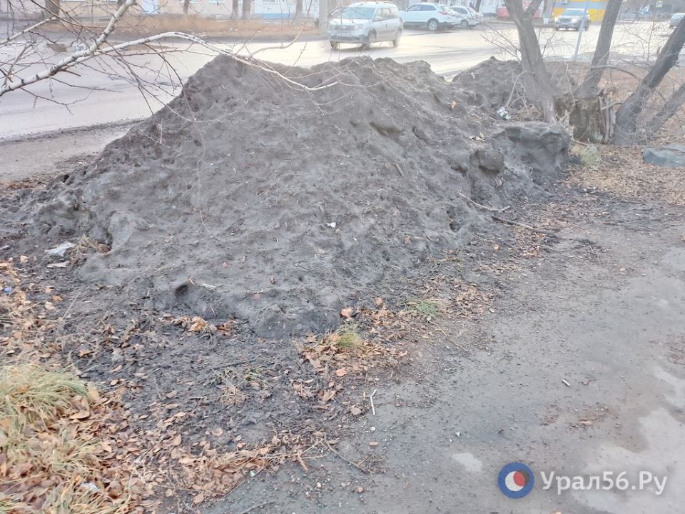 В Орске еще не началась зима, а снежно-ледовые отвалы, покрытые грязью, на обочинах уже лежат