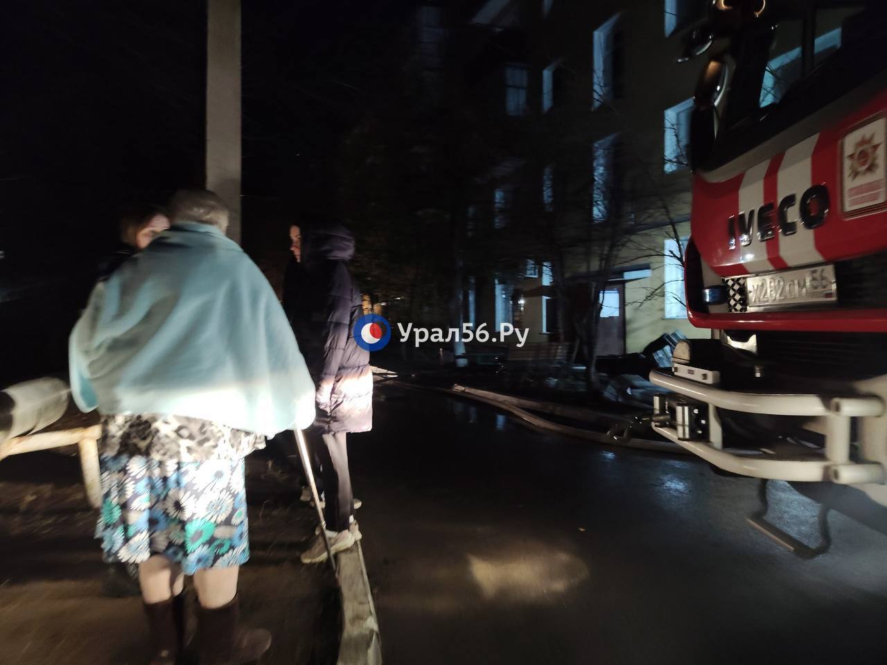 Сотрудники МЧС проливают кровлю Сотрудники МЧС проливают кровлю