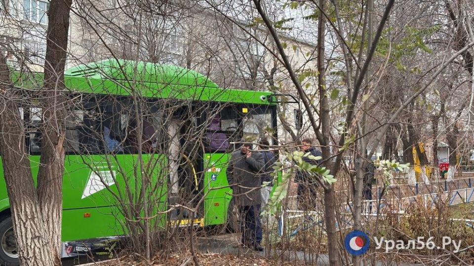 Жильцов пострадавшего от пожара дома в Оренбурге начали пускать в квартиры, чтобы они смогли забрать свои уцелевшие вещи