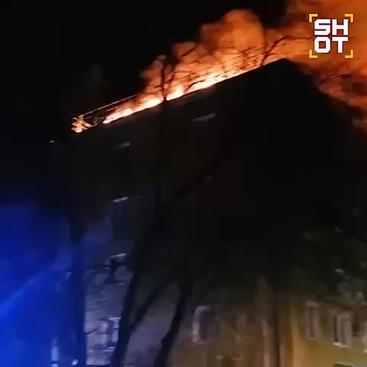 Крыша жилой пятиэтажки вспыхнула в центре Оренбурга, площадь пожара уже превысила 1000 квадратов