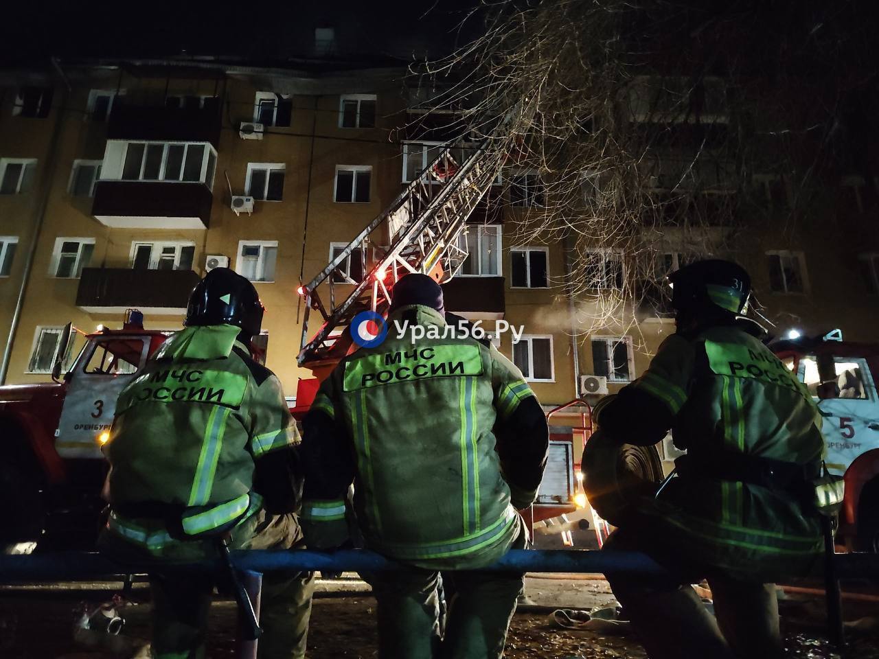 Сотрудники МЧС проливают кровлю Сотрудники МЧС проливают кровлю