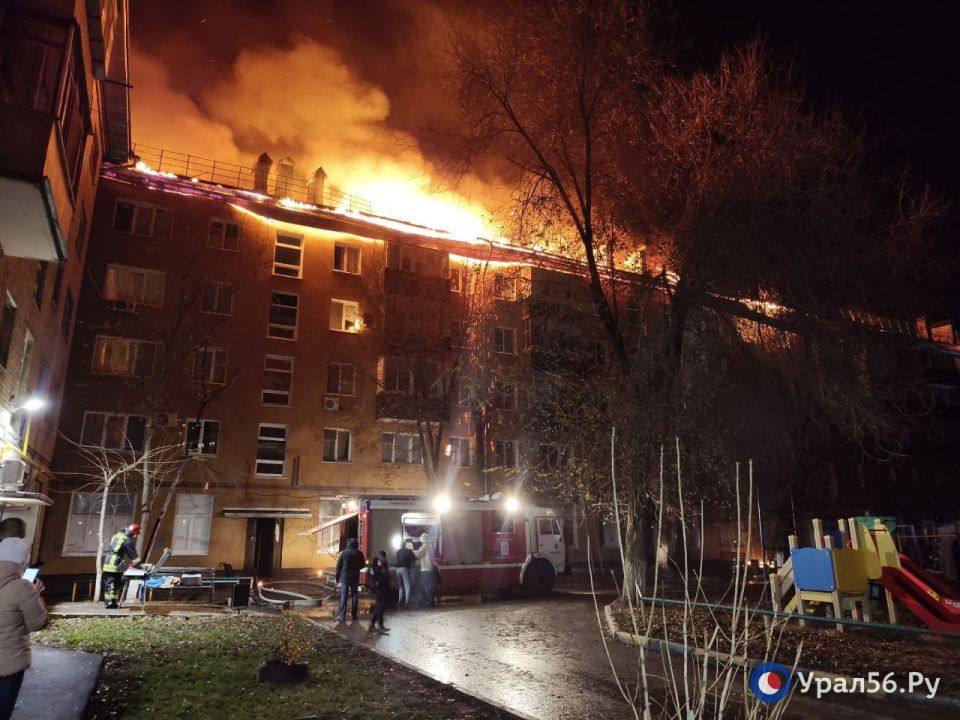Сильнейший пожар в жилом доме в Оренбурге