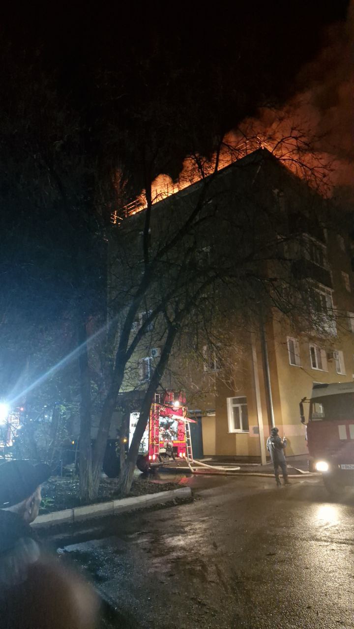 Полыхает крыша жилого дома в Оренбурге по адресу Больничный проезд, 10 Полыхает крыша жилого дома в Оренбурге по адресу Больничный проезд, 10