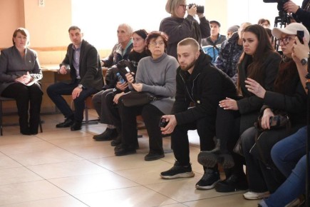 Сегодня временно исполняющий полномочия Главы Оренбурга Альберт Юмадилов встретился с жителями дома № 10 по пр. Больничному и рассказал дальнейший план действий после пожара