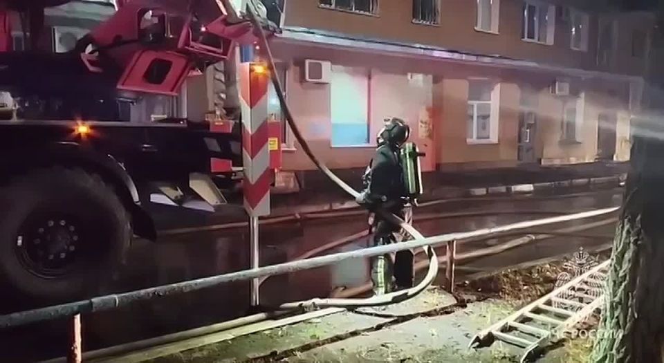 Открытое горение на крыше многоквартирного дома в Оренбурге ликвидировано, сообщает МЧС