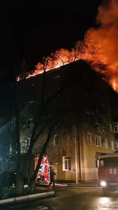 Полыхает крыша жилого дома в Оренбурге по адресу Больничный проезд, 10